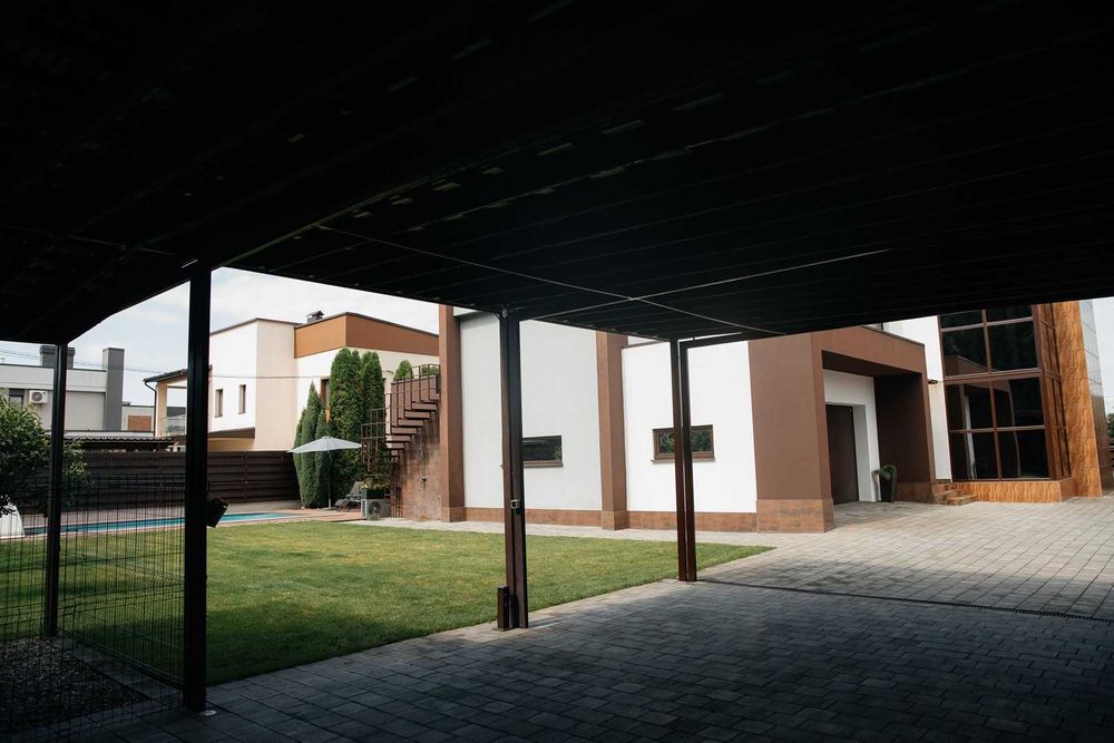 Продаж будинку з басейном та готовим для проживання у Вовчинцях