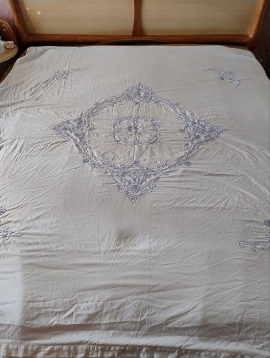 Велика біла підковдра з вишивкою.