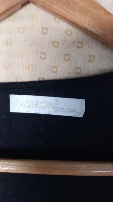 T-shirt cavada preta e com renda