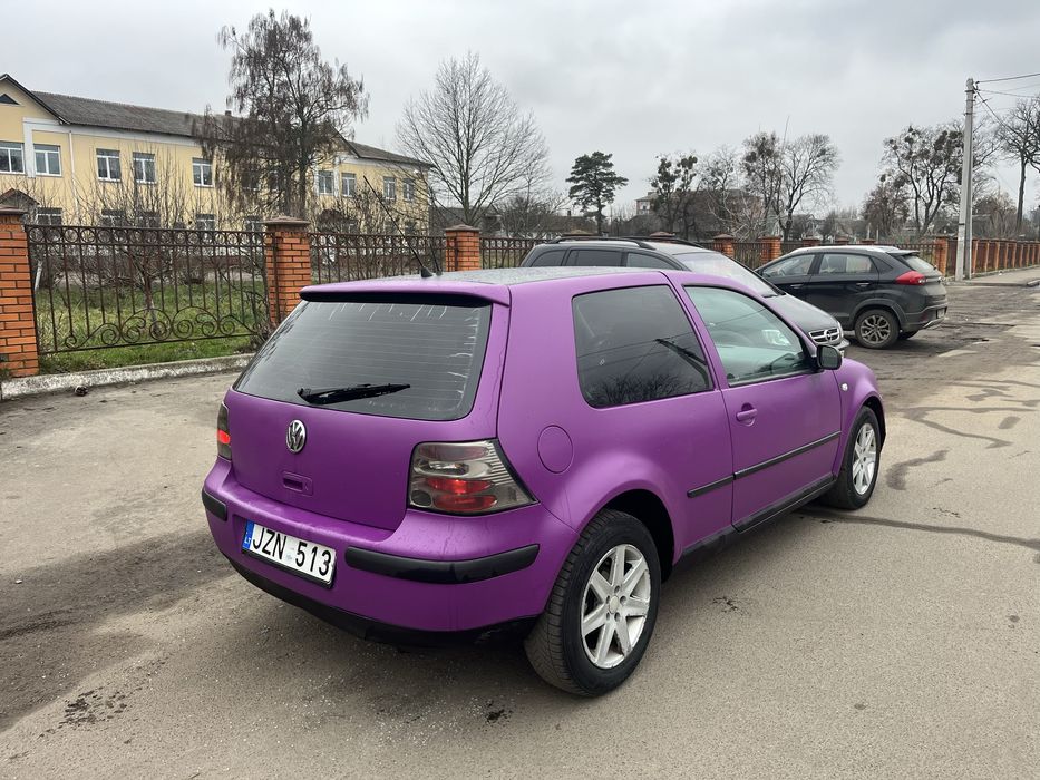 Автомобіль на впевненому ходу , кожного коня їздить без проблем. 
Хенічно авто не потребує жодних вкладень , працює все як має працювати. Їде добре , двигун працює тихо , без диму. Турбіна дує добре. 
Ходова в порядку , нічого не стукає. 
Кпп та щепленння без питань. 
Зимова резина , свіжий акумулятор. 
Електрика вся працює , клімат та пічка працюють, центральний замок , музика. 
Хороше авто за свою ціну з розходом 5л
Чиста Євробляха , доки ок. 
Сів і поїхав !
Авто знаходиться 40 км від Києва.