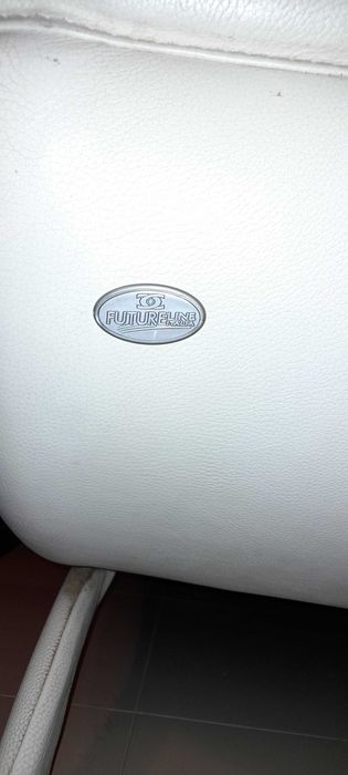 Sofá em pele para 6 pessoas