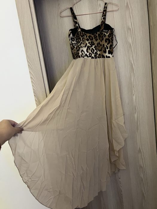 Vestido Boohoo padrão leopardo e bege