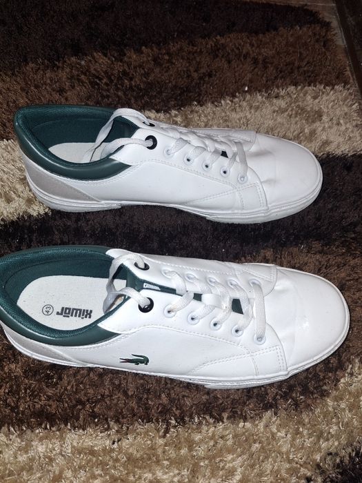 Sapatilhas da Lacoste.