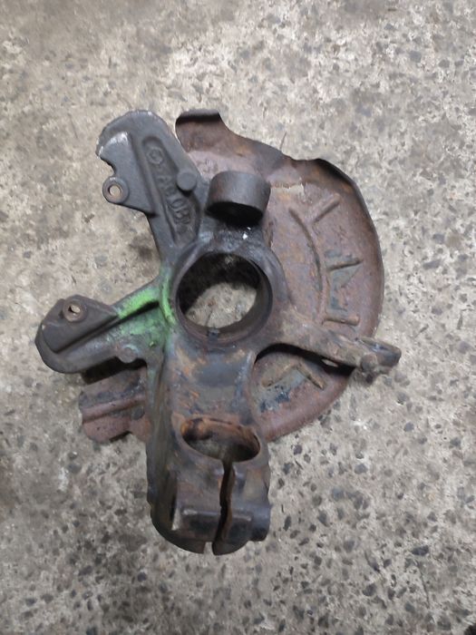 Продам кулак цапву передню ліву на шкода фабія 1,2  2006рік