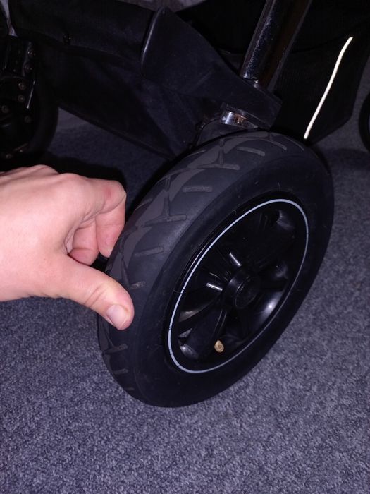 Продам прогулянковий візок, коляску  Carello Supra, надувні колеса.