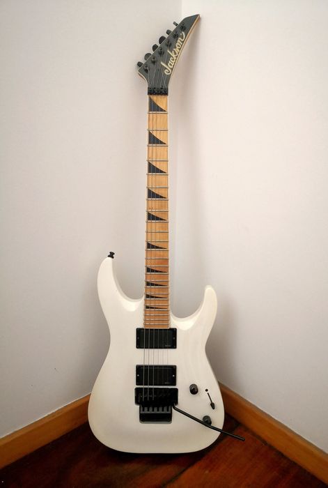 Jackson JS32 com EMG 81/85