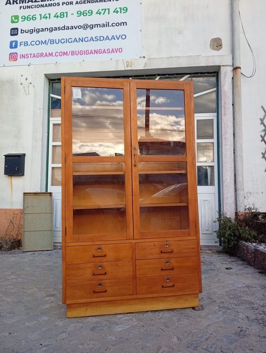 Móvel vitrine com gavetas