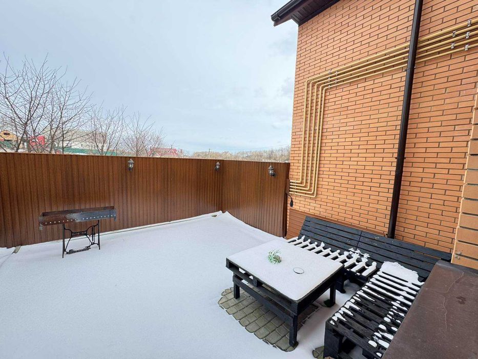 Продаж сучасного таунхауса з готовим ремонтом