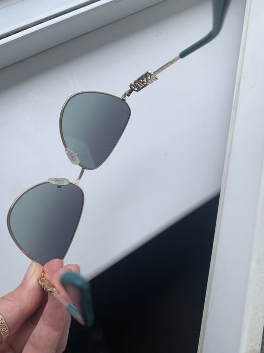 Продам очки Guess солнцезащитные, абсолютно новые, цвет нефрит