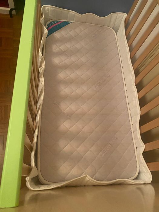 Cama berçário de madeira + acessórios e colchão.