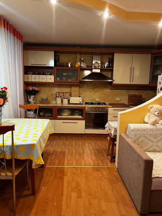 Простора 3 кімнатна квартира в центрі міста