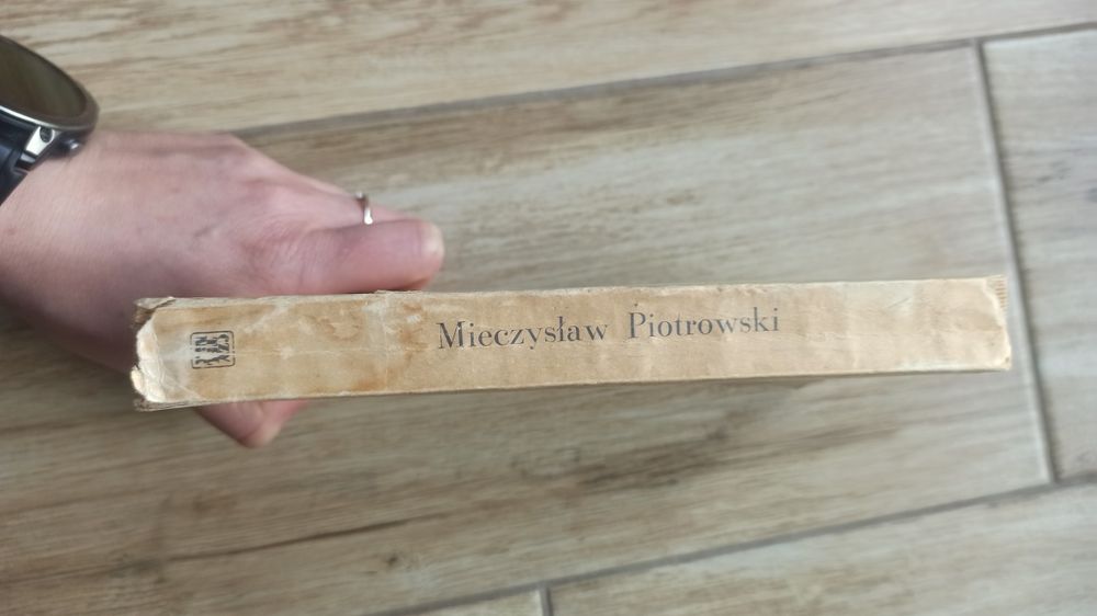 plecami przy ścianie Mieczysław Piotrowski