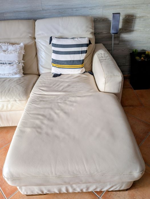 Sofá chaise longue em pele tons de creme