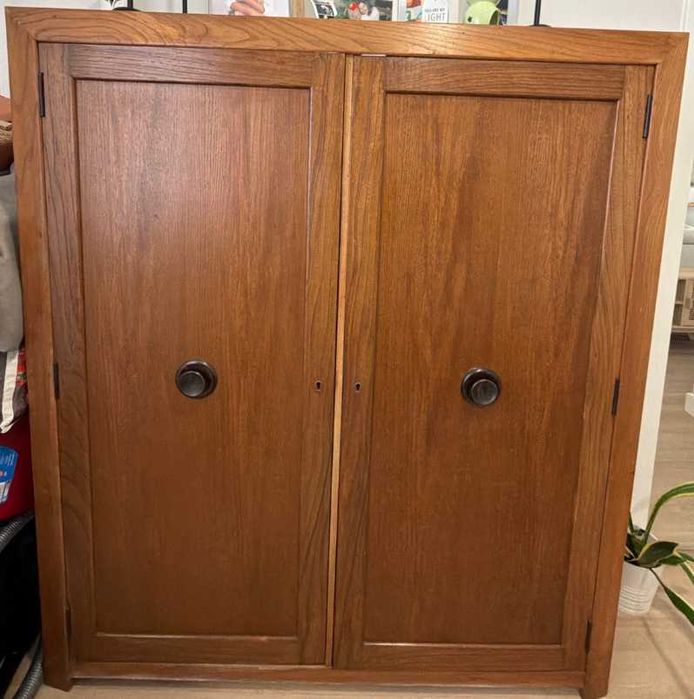 Roupeiro em madeira maciça – peça sólida e durável