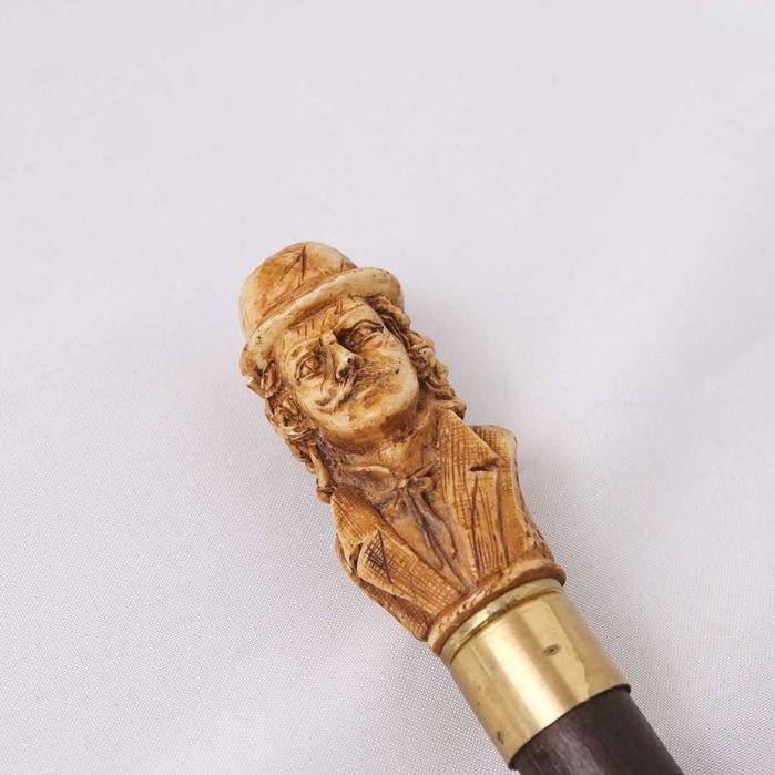 Bengala em madeira de cerejeira com rosto de cavalheiro esculpido