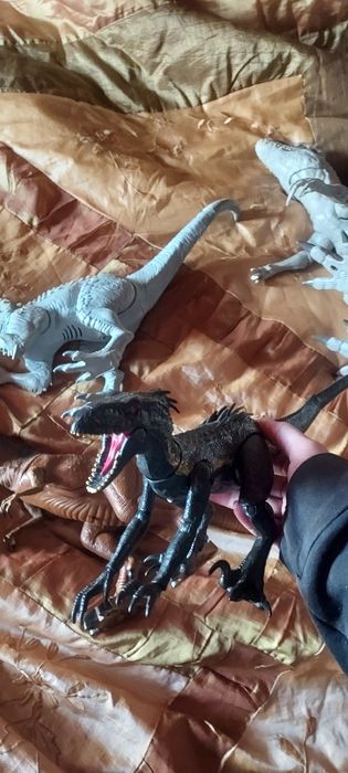 Vendo dinossauros brinquedos
