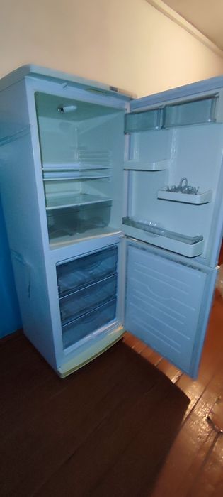 Продам холодильник Атлант під ремонт або на запчастини