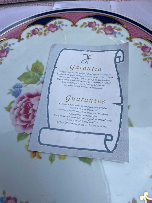 Serviço de Bolo Completo em Caixa Original — Porcelana Limoges com Talheres Dourados