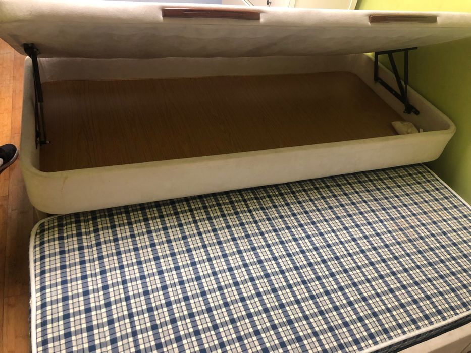 Cama de solteiro com arrumação