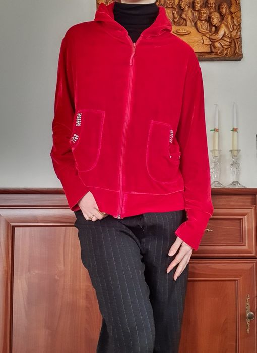 Czerwona welurowa bluza