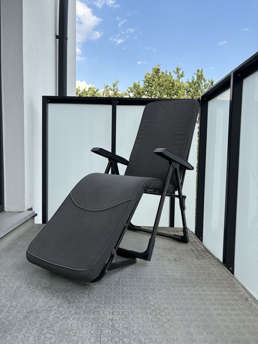 Rozkładany fotel z podnóżkiem na balkon lub do ogrodu