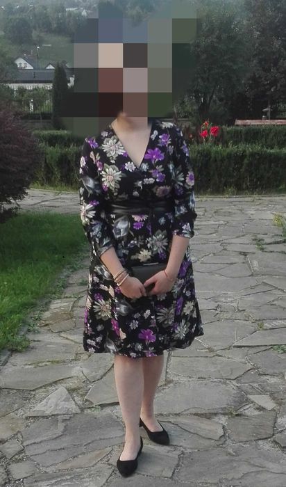 Sukienka w fioletowe kwiaty