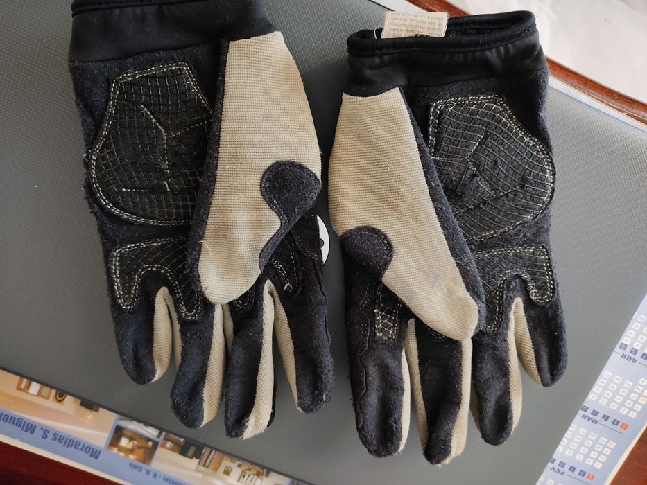 Luvas usadas, em muito bom estado.