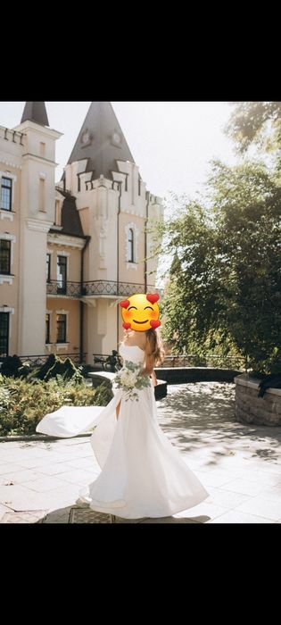 Шикарна весільна сукня зі шлейфом