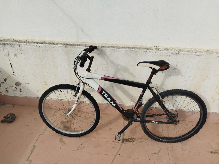 Bicicleta velha, preço barato pra ir embora