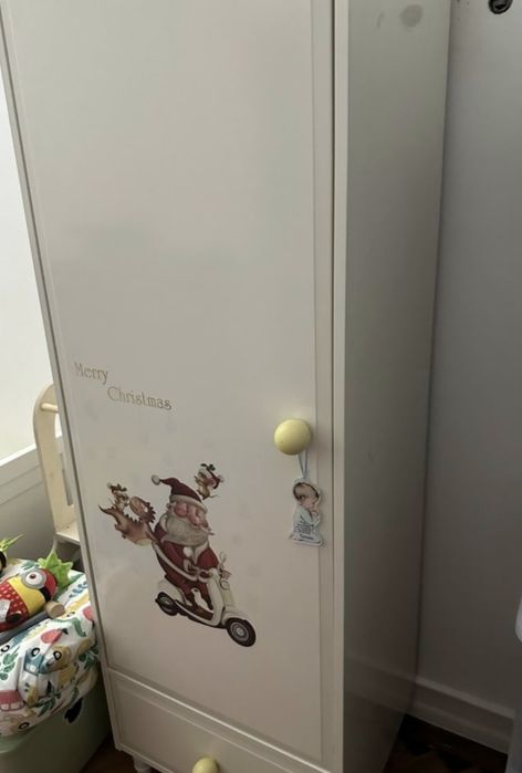 Roupeiro branco de criança
