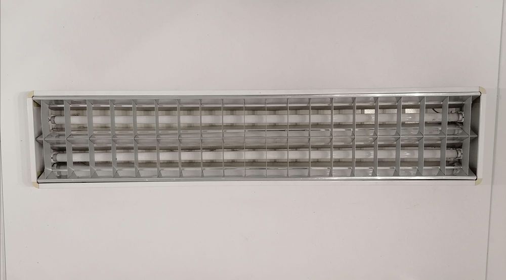 Armadura branca com 2 lâmpadas fluorescentes de 1,20 m