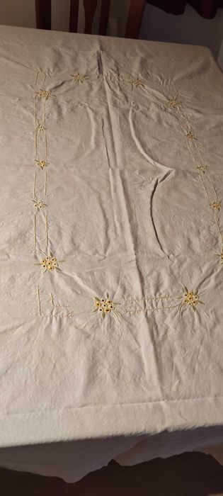 Toalha de Mesa Bordada à Mão Amarela