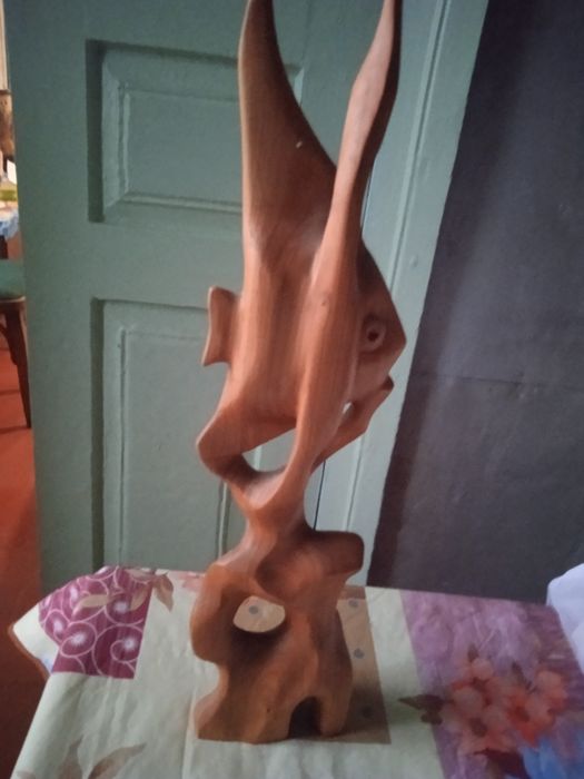 Деревянная статуэтка рыбка