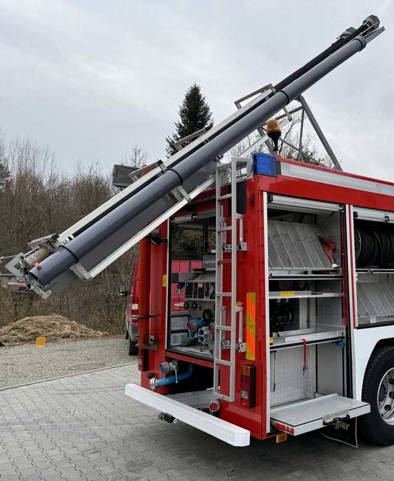 Platforma na drabinę i węże ssawne z zabudowy Ziegler.