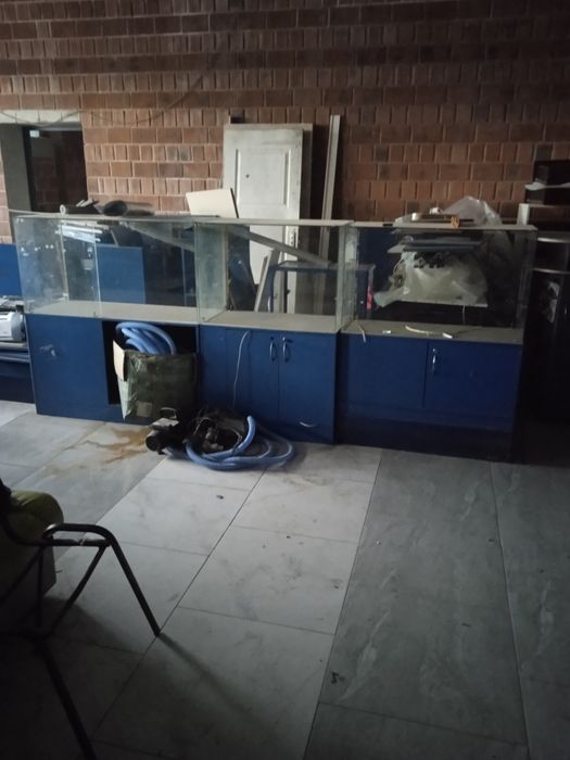 Витрины, столы,тумбы б/у