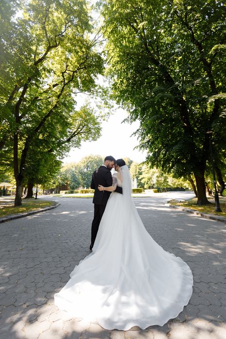 Весільна сукня. Плаття весільне зі шлейфом