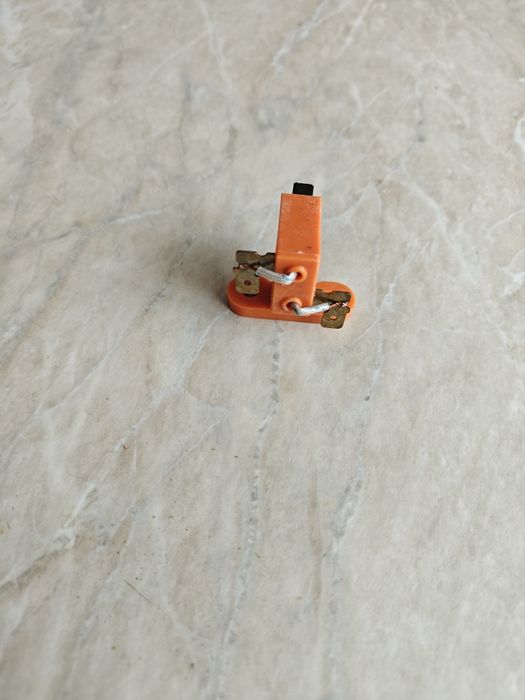 Щітки в корпусі для генератора