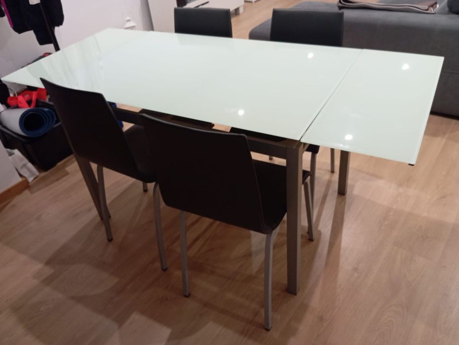 Mesa extensível e cadeiras como novas