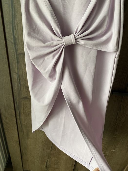 liliowa sukienka midi na wesele koktajlowa dopasowana tuba boohoo