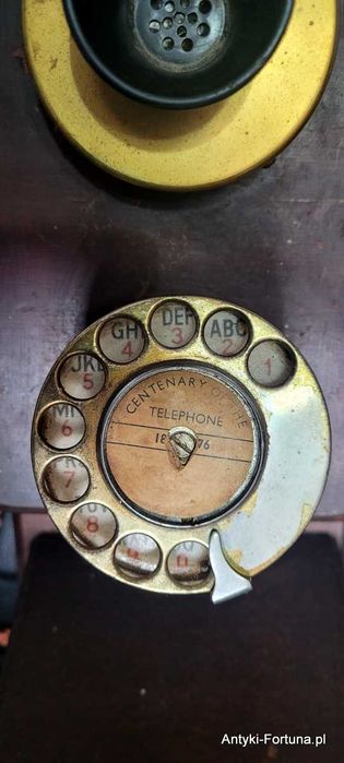 Stary telefon wiszący nr 2