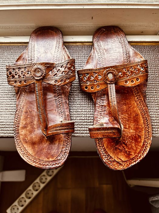 São dois pares de “chinelos”