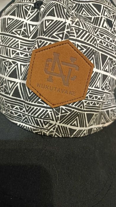 Czapka z daszkiem biało czarna