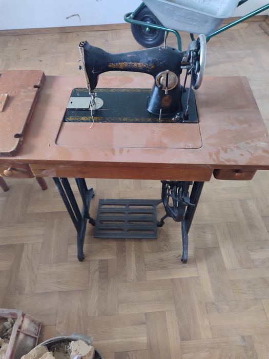 Продам швейну машину