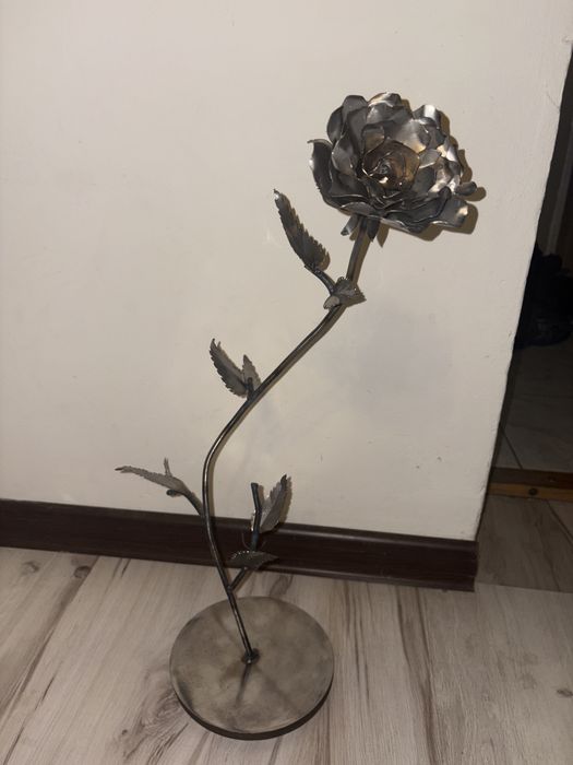 Wieczna róża z metalu
