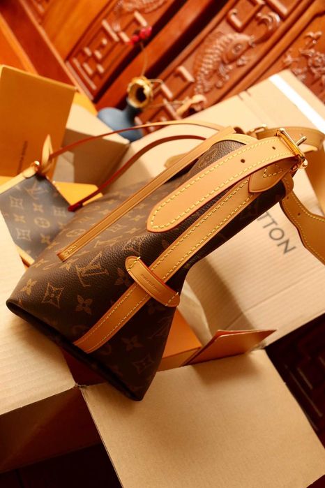 Bolsa Louis Vuitton Monogram Marrom com Bolsa Interna e Alça de Ombro