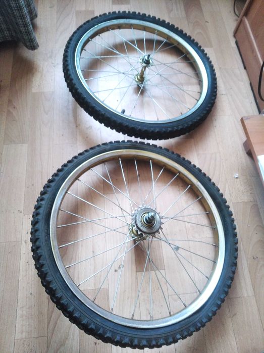 Переднє і заднє колеса велосипедів 20x2.125