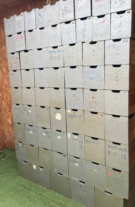 Gavetas antigas, caixas dispensadoras em madeira, 65 unidades
