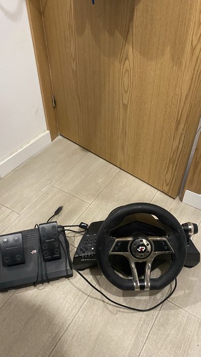 Volante e pedais para jogar