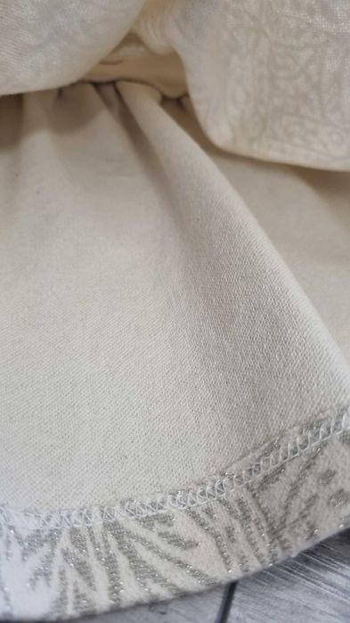 Святкова кремова сукня на дівчинку