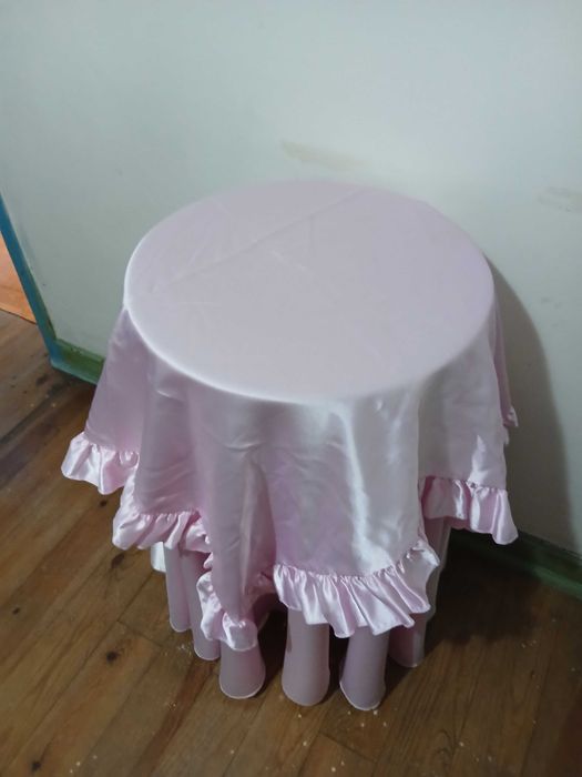 Mesas camilha com toalhas, diâmetro 39/55/43 cm